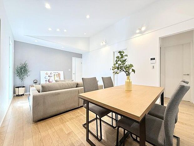 【モデルハウス15号棟号棟　リビングダイニング】
一体感があるリビングダイニングでは、ご家族の会話が絶えません。