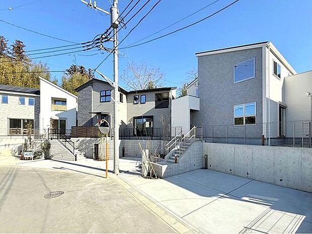 【現地街並み】
全3邸の街並みが完成しました。南向きで日当たりが良く、太陽光発電も搭載されているので電気代の削減に。各住戸2台駐車可能となります。
※2026年2月撮影