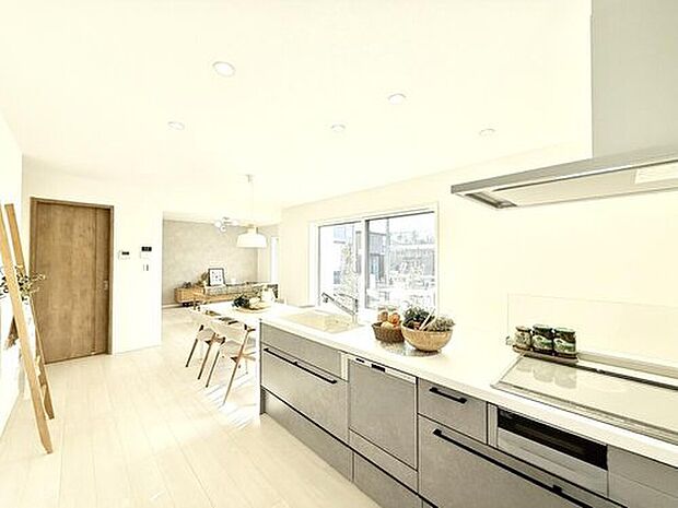 【現地モデルハウス1号棟 LDK】
LDK全体で一体感が生み出されており、どこに居ても家族を身近に感じられます。
※2026年1月撮影