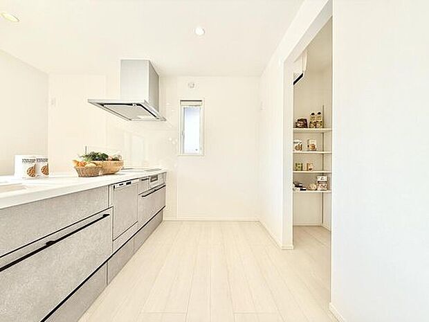 【現地モデルハウス1号棟 キッチン】
キッチンにはパントリーも導入され、豊富な収納スペースを用意してます。
※2026年1月撮影