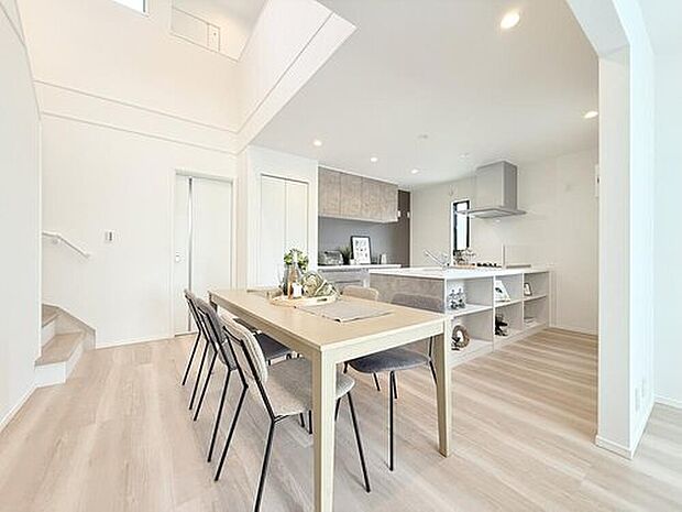 【モデルハウス3号棟 ダイニングキッチン】
料理をしながらでも家族と会話が弾む、居心地の良いダイニングキッチン。
※2025年10月撮影