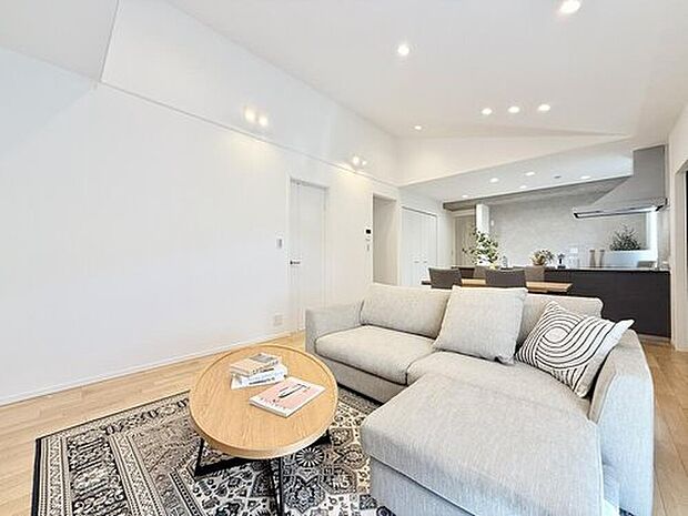 【リビング】
勾配天井で実現する広々リビング。階段のない平屋だから、子育てもシニア世代も安心の暮らしやすさ。
※画像は当社施工例のため実際とは異なります