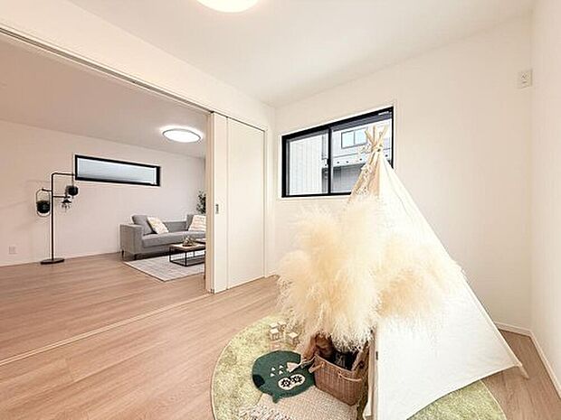 【【現地モデルハウス13号棟 洋室】】リビング横の洋室はキッズスペースとした利用も可能なプランです。
※2025年10月撮影