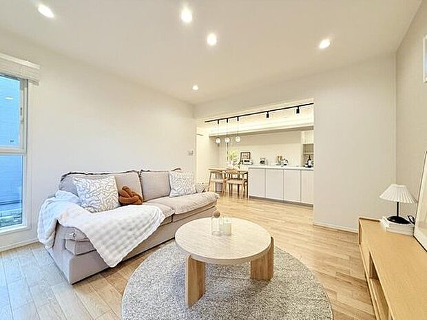 【【現地モデルハウス】】ナチュラルデザインの内観は、家族みんなで安らげる落ち着いた空間です。
※2025年10月撮影