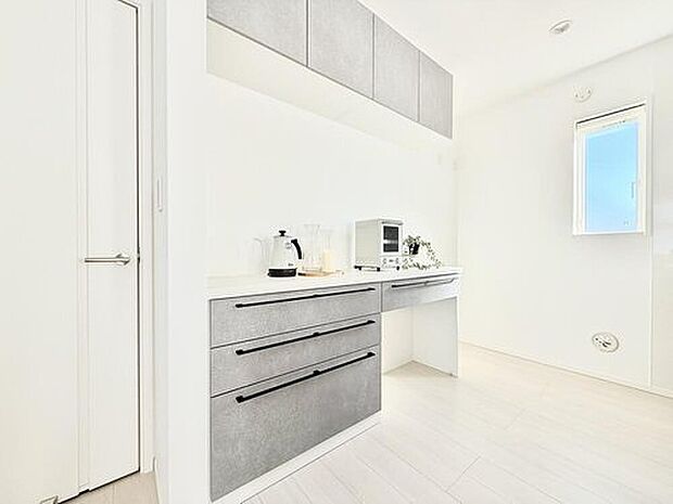 【【現地モデルハウス1号棟　キッチン】】一部の住戸に採用したカップボードは、収納力とデザイン性を両立！キッチン空間をおしゃれに整える必須アイテムを標準設置しました。
※2025年12月撮影