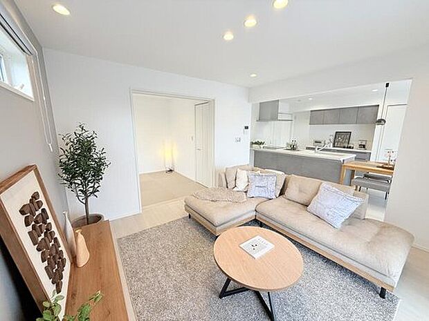 【【モデルハウス リビング】】リビングを中心にお部屋全体が見渡しやすく、家族を身近に感じられる空間です。