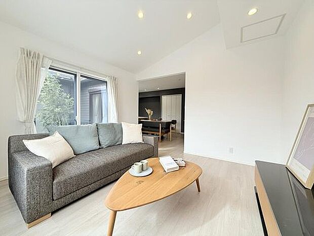 【【平屋モデルハウス　リビング】】平屋だからこそ実現できる「リビング勾配天井」は開放感が抜群です。
明るい陽ざしがリビングを明るく照らしてくれます。
※画像は販売済みモデルハウスです