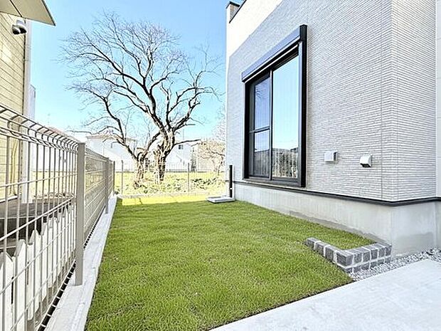 【【ガーデンコーナー】】お好みでガーデニングが楽しめる庭を各邸にプランニングしました。
※芝生はイメージのため実際と異なる場合がございます