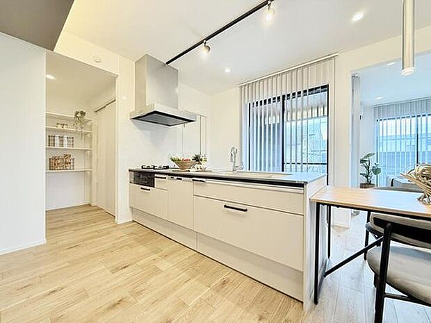 【【現地モデルハウス5号棟　キッチン】】パントリーとの動線がスムーズで、家事のしやすいプランです。