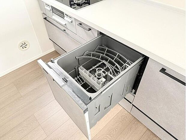 【【モデルハウス1号棟　キッチン】】食器洗浄乾燥機を内蔵して、家事ラク設備を採用したシステムキッチンです。
※2025年11月撮影