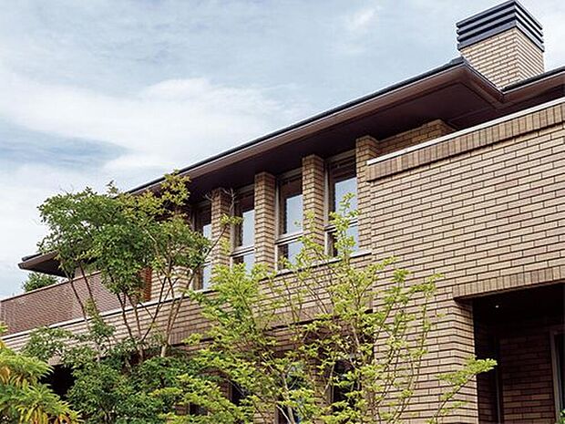 【【タイル外壁】】タイルは住まいの外壁材にふさわしい素材で、劣化や退色することがほとんどなく美しさを保ち、歴史にも裏打ちされた耐久性を備え、環境にも優しく、メンテナンスコストの削減にも貢献します。