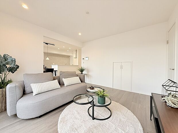 【モデルハウス　リビング】リビングを中心にフロア全体が見渡しやすく、家族を身近に感じられる設計プランです。
※2026年3月撮影