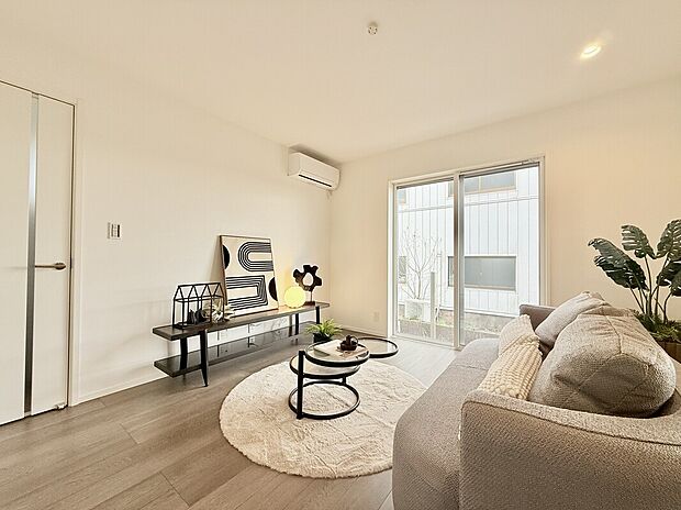 【モデルハウス　リビング】自然な採光がたくさん入るよう、窓など開口部をたくさん設けて、陽あたり良好な特性を活かしたプランが出来上がりました！
※2026年3月撮影