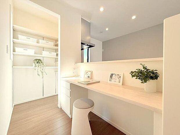 【【現地モデルハウス7号棟　デスクカウンター】】キッチン前のデスクカウンターはお子さまの勉強も見守るのにピッタリ！
奥には収納もあるので、いろいろなモノをしまっておけます！