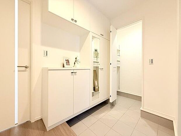 【【現地モデルハウス7号棟　玄関】】玄関には靴やアウトドア用品の収納に便利なシューズクローゼットを採用！玄関がスッキリして毎日の行き帰りがスムーズです。