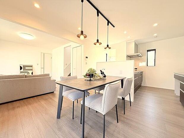 【【現地モデルハウス7号棟　ダイニング】】料理をしながらでも家族と会話が弾む、居心地の良いダイニングキッチン。