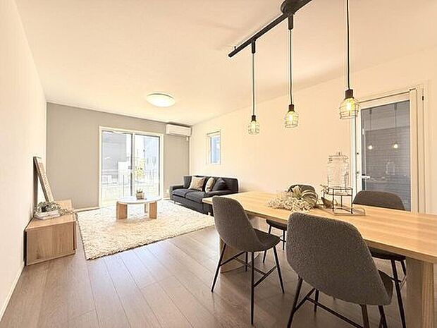 【【現地モデルハウス14号棟 ダイニング】】自然な採光がたくさん入るよう、窓など開口部をたくさん設けて、陽あたり良好な立地を活かしたプランが出来上がりました!