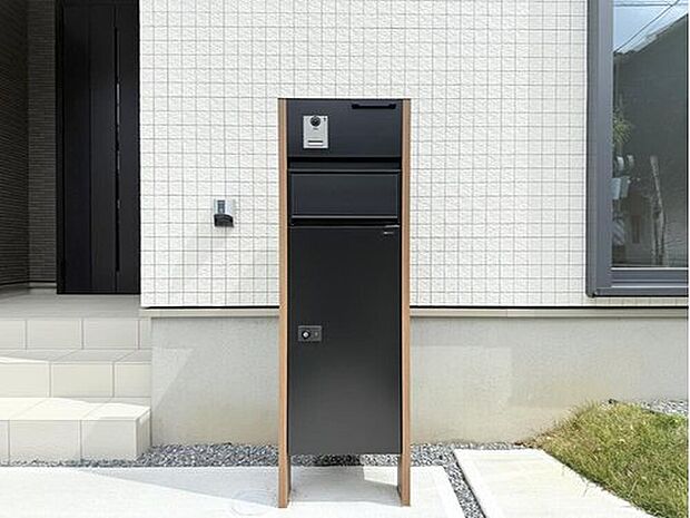 【【11号棟　宅配ボックス】】玄関に設置された門柱には「宅配ボックス」を完備！不在時の荷物が受け取れる、今の時代に必須な設備となっております。