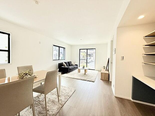 【【11号棟　リビング】】南向きで陽あたり条件は半永久的に変わることはないので、資産価値の面でも高い立地の住戸となります。