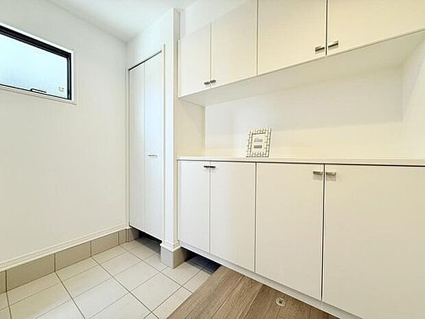 【【11号棟　玄関】】玄関には約50足の靴が収納できる収納棚を設置！靴だけでなく日用品など小物の収納ができるシューズインクローゼットが便利です。