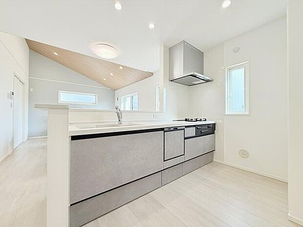 【【モデルハウス3号棟　キッチン】】食器洗浄乾燥機を備えた高性能システムキッチンです。