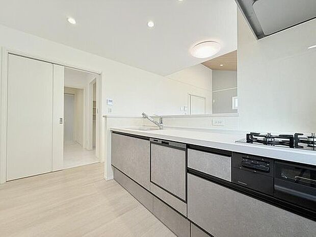 【【モデルハウス3号棟　キッチン】】キッチンからサニタリールームまでスムーズに行き来できる家事ラク動線です。