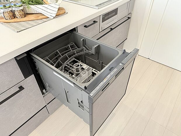 【 【食器洗浄乾燥機】】食事の後片付けをサポートしてくれるビルトインタイプの食器洗浄乾燥機が標準装備♪家事の時間短縮になるだけでなく、手洗いに比べて大幅に節水できる省エネタイプを採用しています。