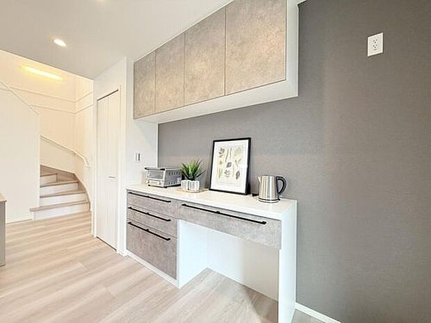 【【モデルハウス3号棟 カップボード】】一部の住戸に採用したカップボードは、収納力とデザイン性を両立!キッチン空間をおしゃれに整える必須アイテムを標準設置しました。
※2025年10月撮影