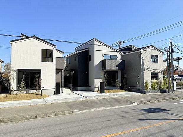 【【現地街並み】】タイルは住まいの外壁材にふさわしい素材で、劣化や退色することがほとんどなく美しさを保ち、メンテナンスコストの削減に貢献します。
※2025年11月撮影