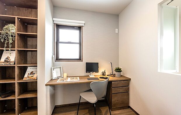 【モデルハウス　書斎】
リモートワークなどに適したスペースです。本棚など収納スペースも充実した、ハウスメーカーならではのプランです。
※販売済みモデルハウス画像
