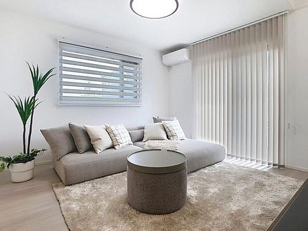 【【当社施工モデルハウス リビング】】家族みんなでくつろげるリビングには3~4名様掛けソファーもレイアウトできる広々空間です。
※画像は当社施工例のため実際とは異なります