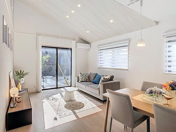 【当社施工モデルハウス　リビング】
自然な採光がたくさん入るよう、窓など開口部をたくさん設けて、明るい空間が演出されます。
※画像は当社施工例例のため実際とは異なります