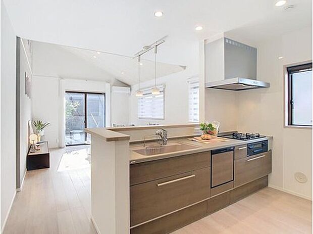 【当社施工モデルハウス　キッチン】
キッチンからリビングとダイニングが一望できるプランです。
※画像は当社施工例のため実際とは異なります