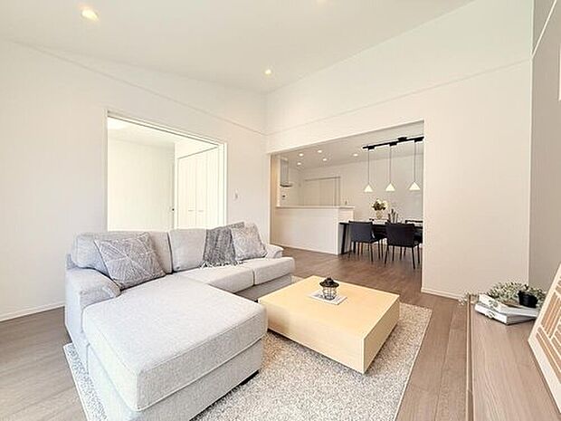 【新モデルハウス17号棟 LDK】
平屋だからこそ実現できる「リビング勾配天井」は開放感が抜群です!窓からも明るい陽ざしがリビングを明るく照らしてくれます。
※2025年7月撮影