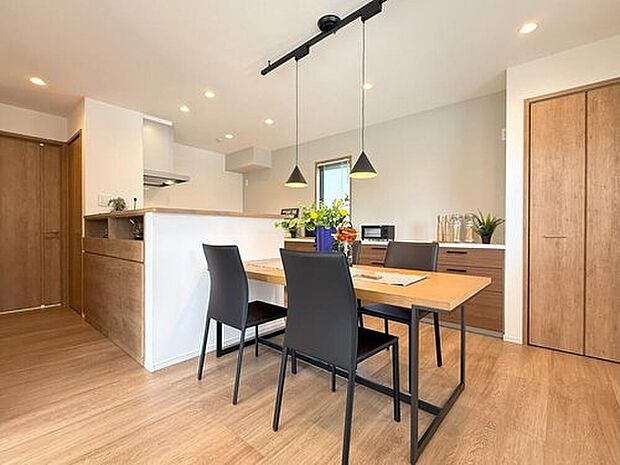 【【モデルハウス13号棟 ダイニングキッチン】】ダイニングとキッチンは横並びプランとなりますので、食事や家事の際も会話が弾むこと間違いなしです。
※2025年5月撮影