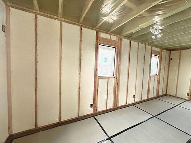 【【断熱材(吹付硬質ウレタンフォーム)】】吹き付けられると瞬時に発泡し、構造材に接着して隙間をピッタリと塞ぎます。カットしてはめ込む断熱材とは異なり、わずかな隙間も逃がさないので高気密・高断熱の住まいを実現します。