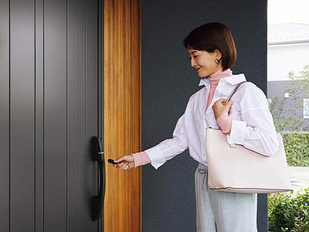 【【ポケットキー(電気錠)】】リモコンキーを持っていれば、ドアハンドルのボタンを押すだけで施解錠できます。また、ドアから離れていてもリモコンキーでのボタン操作が可能!