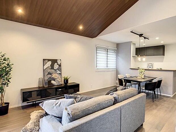 【【当社施工モデルハウス リビング】】家族みんなでくつろげるリビングには3~4名様掛けソファーもレイアウトできる広々空間です。
※画像は当社施工例のため実際とは異なります