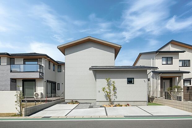 【【施工例】目を引く木とグレーモダンのお家】シンボルツリーとグレーモダンが調和したお家。
グレーでフラットな素材と切妻の屋根の形をした和モダンな雰囲気。