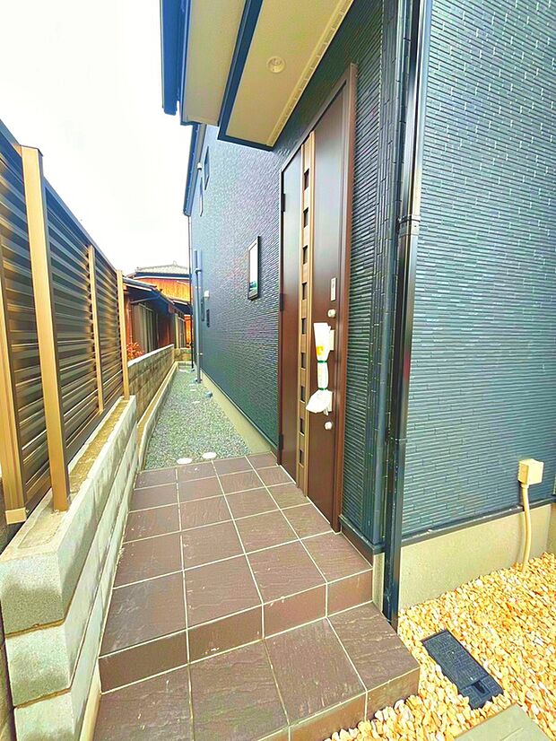 【エントランス】■玄関を開けっぱなしにしても家の中が見えない、プライバシーに配慮した玄関です