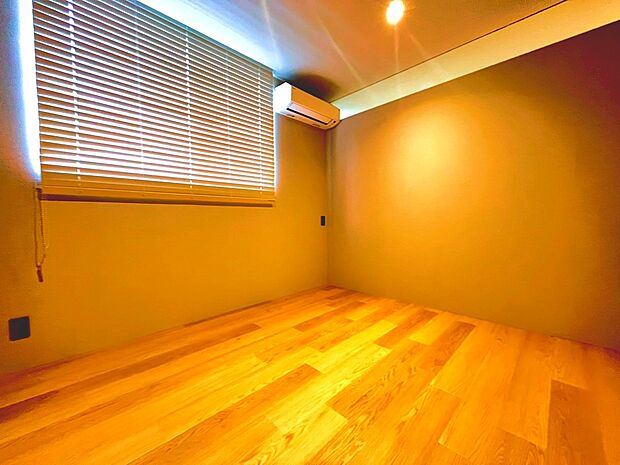 【洋室】大きな窓から自然光がたっぷり入り、部屋全体が明るく広々と感じられます。(撮影日:2026.6.12)