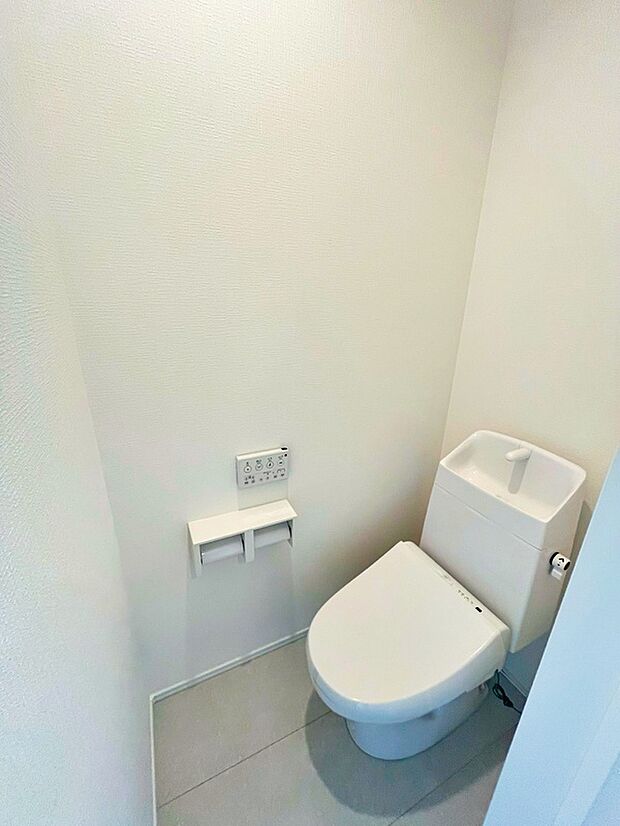 【B号棟　トイレ】1階と2階のそれぞれにトイレを完備。就寝中や体調が悪い夜も、階段を使わず安心です。
（撮影日：2026.7.3）