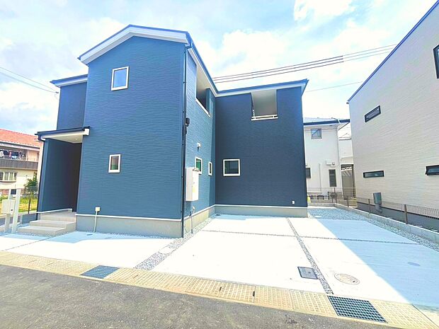 【2号棟】“もう一台”が叶う、ゆったり2台分の駐車スペースです!(撮影日:2026.3.29)
