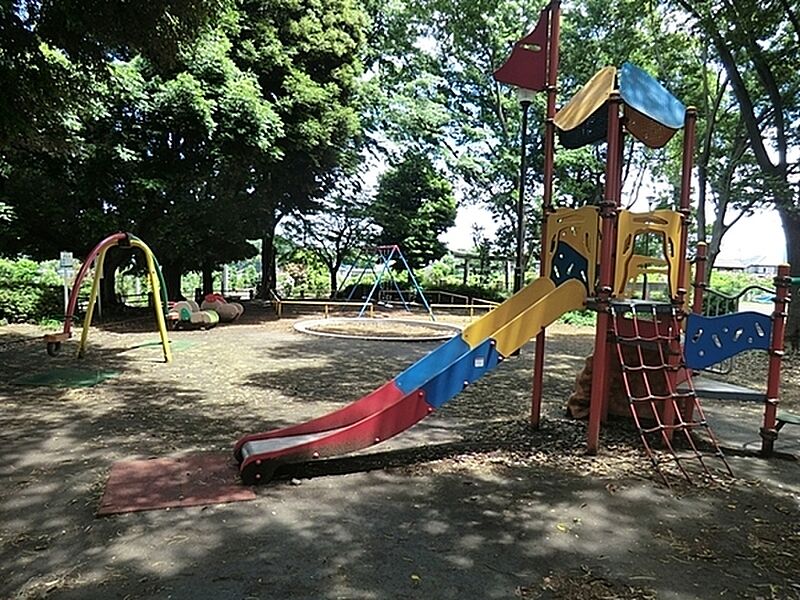 住宅街の十分な広さの公園です