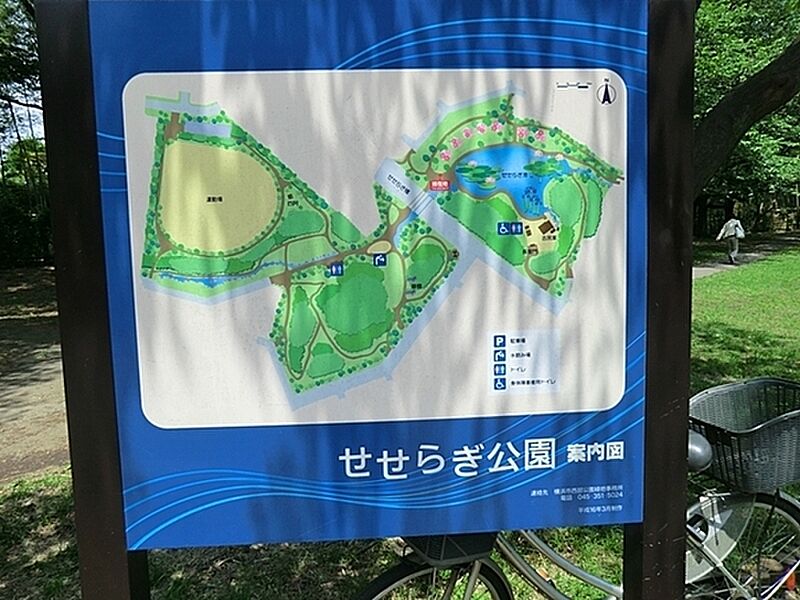 大きな池が特徴の公園です