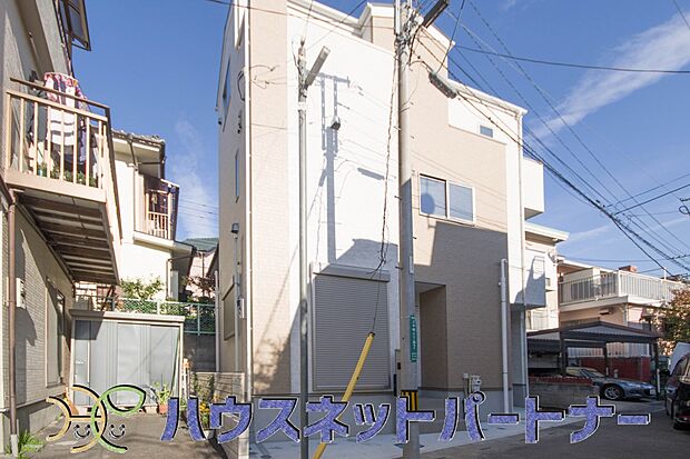 堂々たる趣ながら、主張し過ぎずどこか余裕を感じさせるシャープなフォルムで佇む邸宅は、晴天の空と照らし合わせる事で、本来あるべき完成形の姿を見せてくれます。