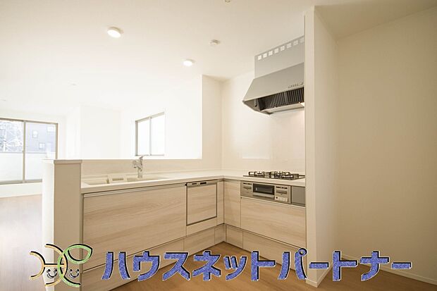 明るく開放的なオープンキッチン。家族とのコミュニケーションが取りやすく、みんなの笑顔が溢れます。