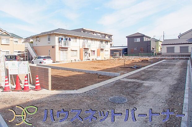 堂々たる趣ながら、主張し過ぎずどこか余裕を感じさせるシャープなフォルムで佇む邸宅は、晴天の空と照らし合わせる事で、本来あるべき完成形の姿を見せてくれます。