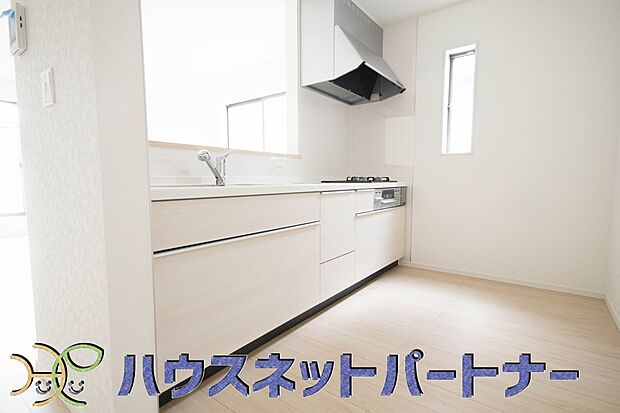 カウンターキッチンは広くて収納力もあるので、快適に料理をすることができます。食器や炊事用具を手の届くところに配置しやすいため調理もスピーディーです。