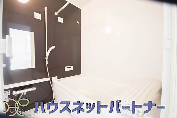 高級感溢れるカラーと大きさ・柔らかな曲線で構成された半身浴も楽しめるバスタブが心地よさをもたらします。